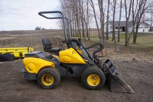 lot 2 image: Multi Trac XT1400 Mini Articulating Loader With Attachments