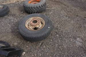 lot 7 image: Lot of 19.5 SemiTruck Rims and Tires