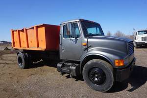lot 1 image: 1994 International  466 Roll Off Truck International
