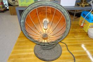 lot 162 image: Antique Universal E9937 Electric Heater