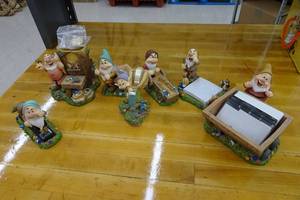 lot 159 image: Walt Disney 7 Dwarfs Desk Set