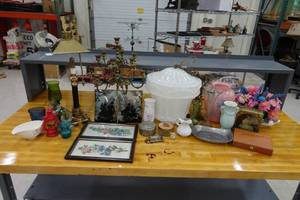 lot 198 image: Vintage and Collectible Glassware - Hanging Light, Silhouettes