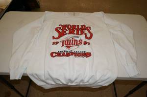 lot 36 image: 1987 World Series Sweatshirt