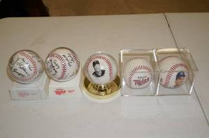 lot 30 image: 5 Twins Collector Baseballs