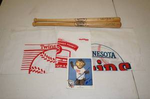 lot 32 image: Minnesota Twins Collectibles - Bats, Hanky