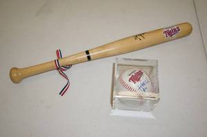 lot 33 image: Kent Hrbek Signed Mini Bat and Baseball