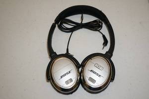 lot 103 image: Bose Quiet Comfort On-Ear Headphones