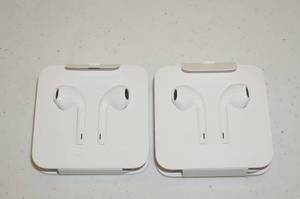 lot 112 image: 2 Unused Apple Earbuds - Lightning Connector