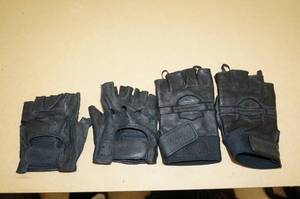 lot 150 image: 2 Sets of Harley Davidson Riding Gloves