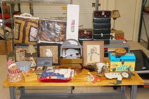 lot 199 image: Rustic and Holiday Dcor