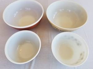 lot 35 image: 4 Pyrex Bowls
