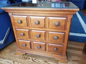 lot 18 image: Hammary 3 Drawer Lamp Table