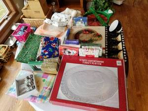 lot 42 image: Large Holiday Table Group