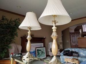 lot 48 image: Pair Lamps