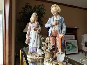 lot 49 image: Vintage Homco Figurine Pair