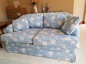 lot 9 image: Drexel Heritage Loveseat Sofa