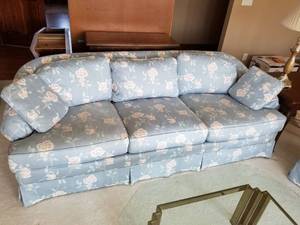 lot 10 image: Drexel Heritage Sofa