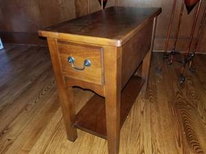lot 121 image: Small Wood Table with Drawer