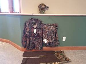 lot 60 image: New Camo Hunting Clothing
