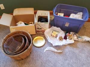 lot 82 image: Christmas Lot #3