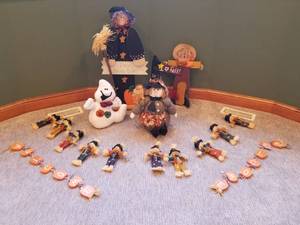 lot 83 image: Halloween Decorations