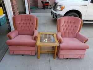 lot 94 image: 2 Chairs and End Table