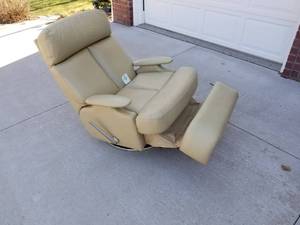lot 95 image: Vintage Leather BarcaLounger Recliner