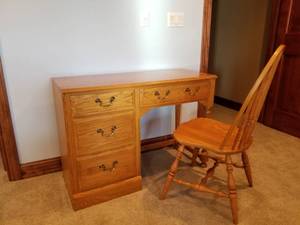 lot 135 image: Solid Oak Desk