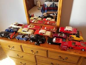 lot 25 image: 15 Collectible Cars