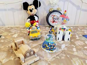 lot 100 image: Grouping of 6 Toys
