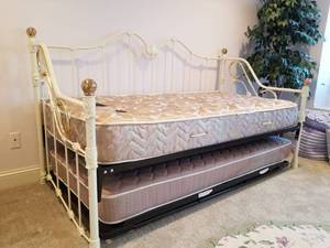 lot 101 image: Daybed with Trundle and Bedding