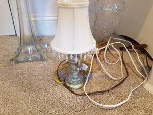 lot 107 image: Lamps and Vase