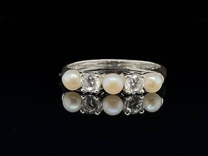 lot 74 image: Elegant and Tasteful Pearl Estate Ring