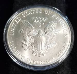 lot 34 image: 1993 AMERICAN SILVER EAGLE 1 TROY OZ. .999 FINE SILVER IN AIRTITE