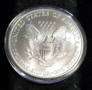 lot 43 image: 1995 AMERICAN SILVER EAGLE 1 TROY OZ. .999 FINE SILVER IN AIRTITE