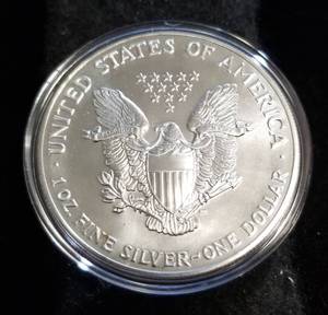 lot 62 image: 1990 AMERICAN SILVER EAGLE 1 TROY OZ. .999 FINE SILVER IN AIRTITE
