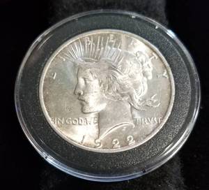 lot 19-A image: 4 UNCIRCULATED PEACE DOLLARS 1922-1925 IN ORIGINAL CASE & AIRTITES