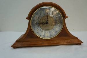 lot 1 image: Mantle clock