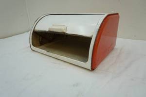 lot 16 image: Vintage bread box