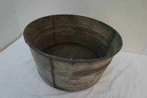lot 22 image: Galvanized wash tub