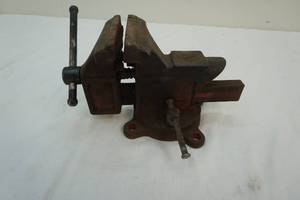 lot 61 image: Bench vise