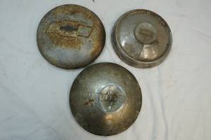 lot 71 image: Chevrolet hub caps