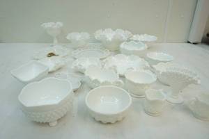 lot 95 image: milk glass, Fenton glassware