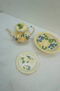 lot 100 image: redwing pottery