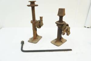 lot 185 image: Tire iron, jacks