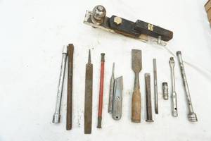 lot 265 image: Ball and hitch, tools