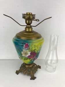 lot 16 image: Vintage - Flowered Electric Oil Lamp