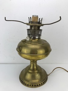 lot 17 image: Vintage - Metal Electric Oil Lamp