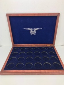 lot 32 image: Vintage - Coin Collectors Display Case