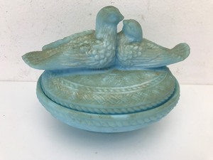 lot 39 image: Vintage - Blue Bird Covered Dish
